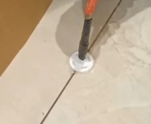陕州瓷砖空鼓维修公司专业解答瓷砖在铺贴过程中，如果没有涂抹均匀到位的粘结材料（如水泥砂浆或瓷砖胶），可能会导致以下问题