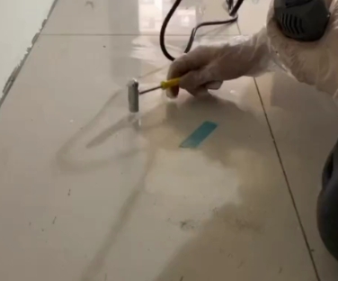 陕州瓷砖开裂维修公司专业分享瓷砖在铺贴前如果没有沥干水分，将会导致以下问题